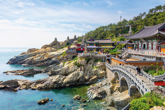 Asiatisches Tempel rechts mit Brücken, links das Meer